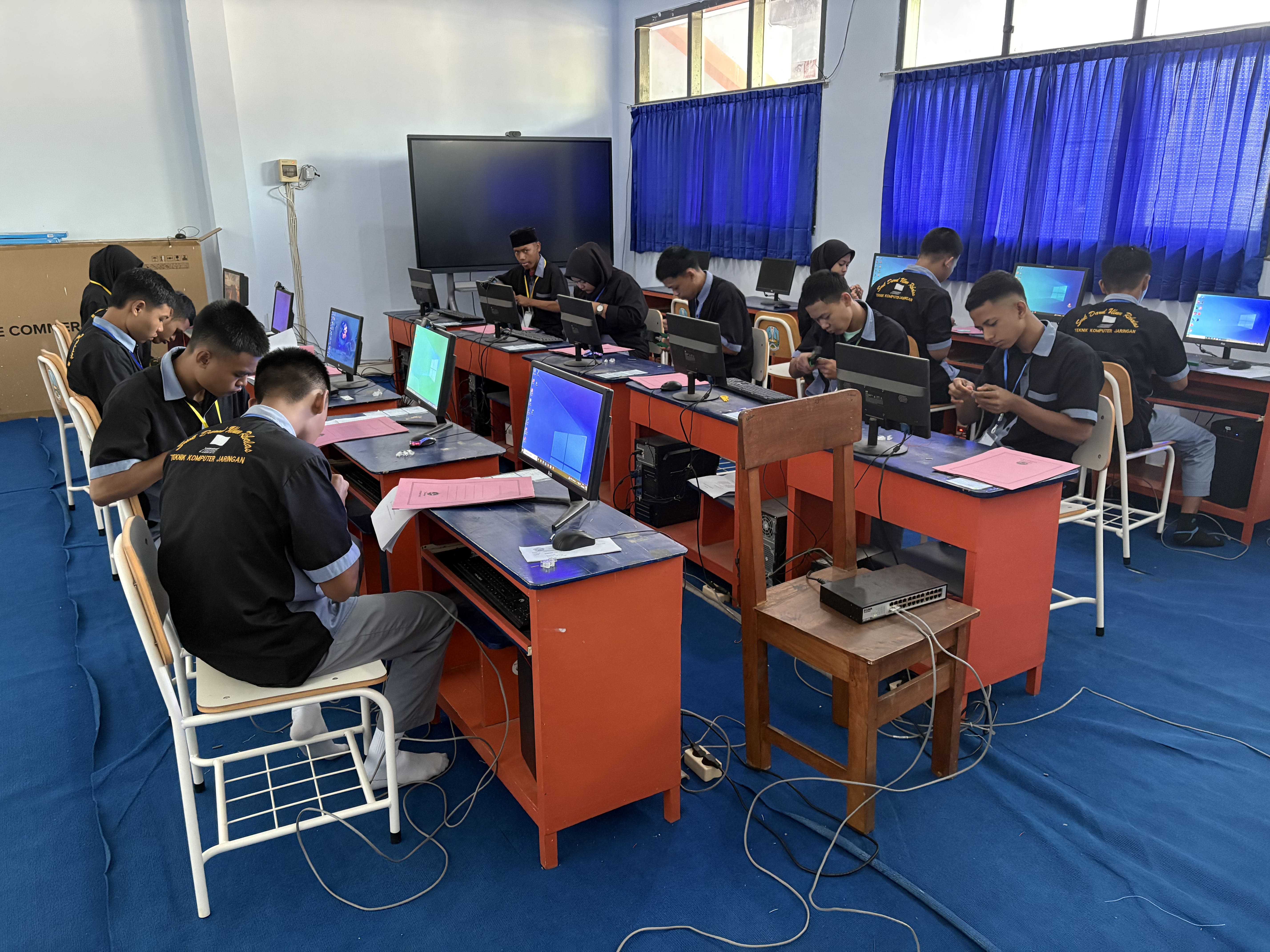 PT Indo Bismar Perkuat Standar Industri di UKK TKJ SMK Darul Ulum Rebalas Grati,Pasuruan.